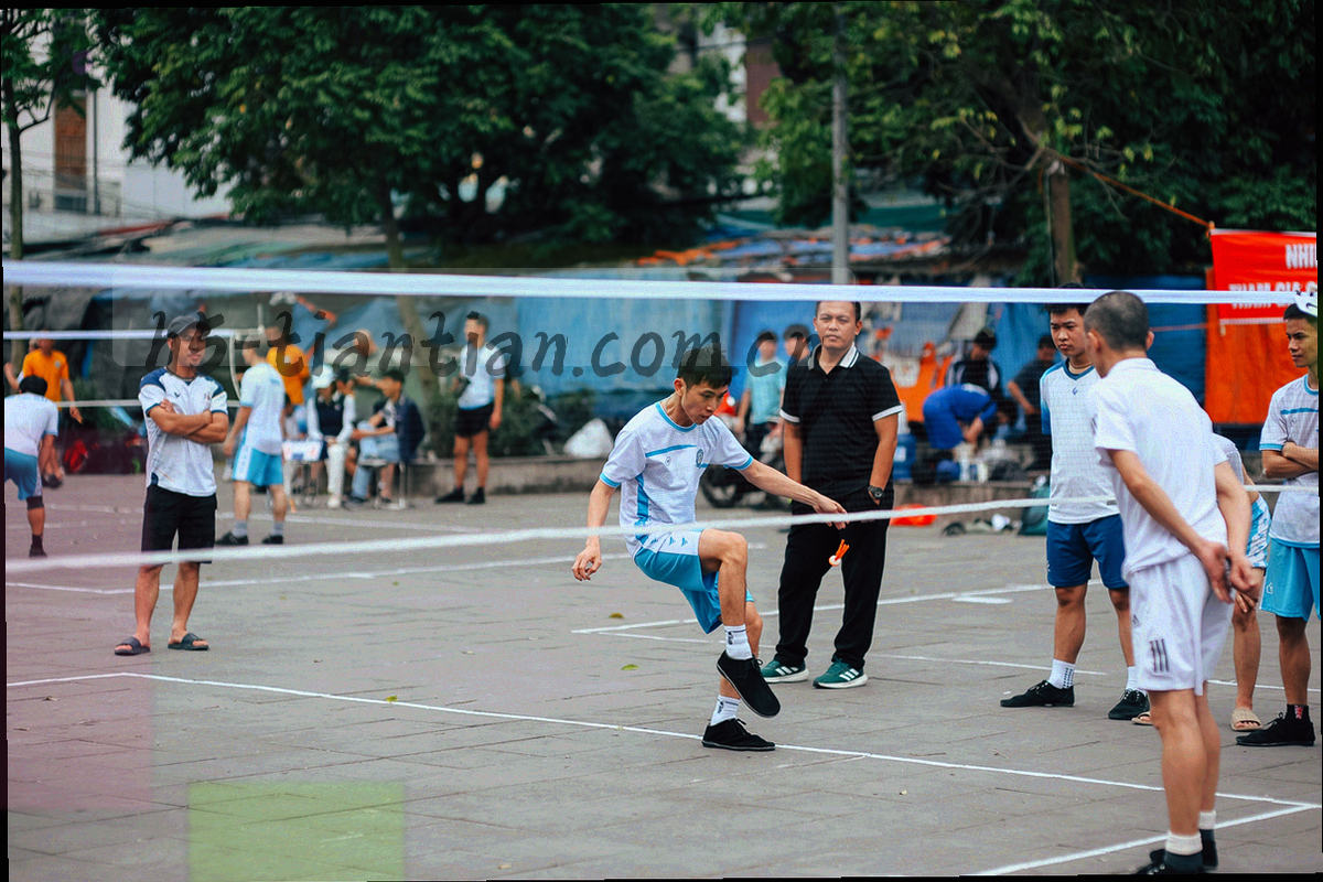 抽象点阵组成的人群分组图形，配霓虹青光带